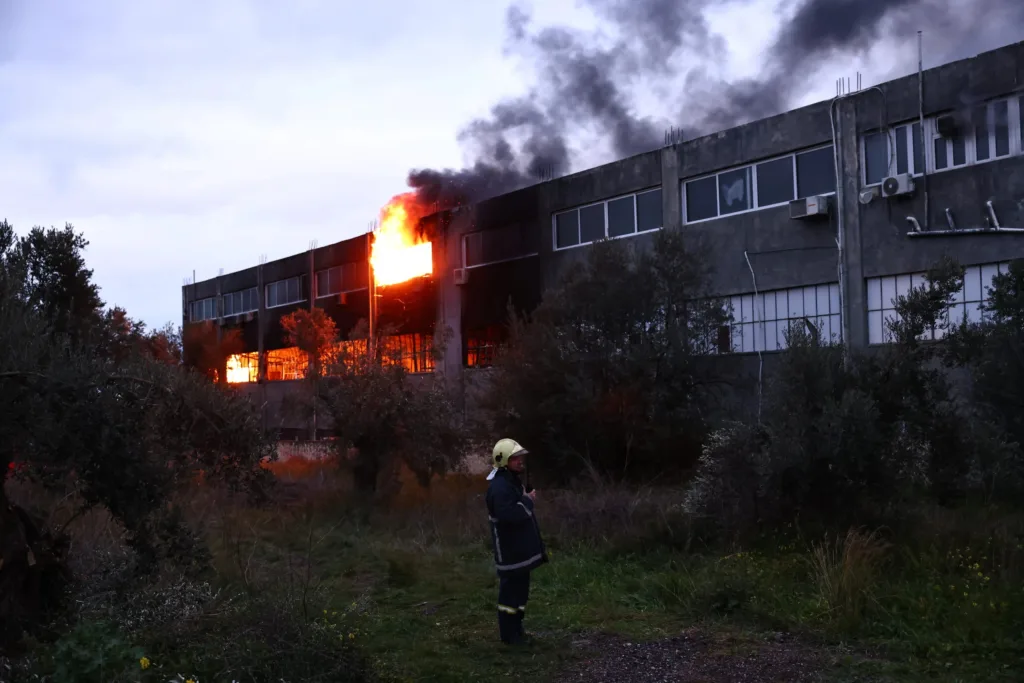 Σπάτα: Μαίνεται η φωτιά σε αποθήκη αθλητικών ειδών ΦΩΤΟ