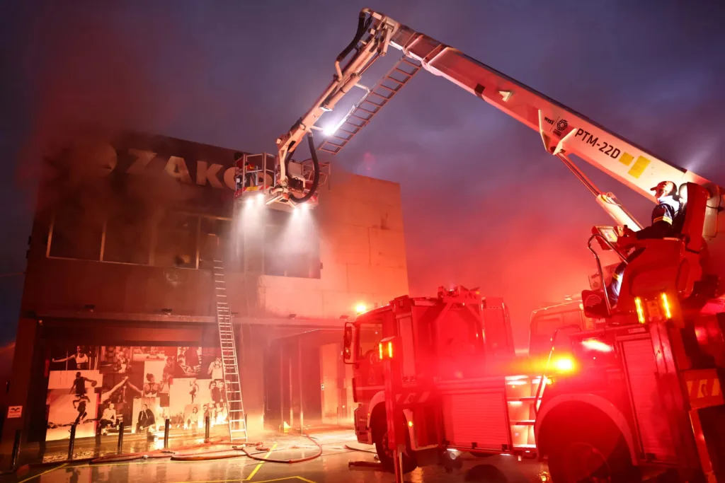 Σπάτα: Μαίνεται η φωτιά σε αποθήκη αθλητικών ειδών ΦΩΤΟ