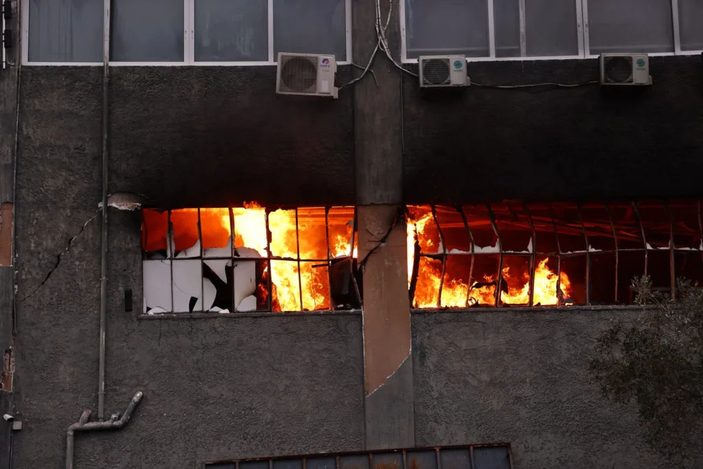 Σπάτα: Μαίνεται η φωτιά σε αποθήκη αθλητικών ειδών ΦΩΤΟ Σπάτα: Μαίνεται η φωτιά σε αποθήκη αθλητικών ειδών ΦΩΤΟ