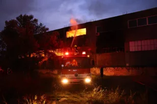 Σπάτα: Μαίνεται η φωτιά σε αποθήκη αθλητικών ειδών ΦΩΤΟ