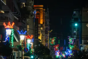 Η Πάτρα λάμπει με καρναβαλικό φως ΦΩΤΟ