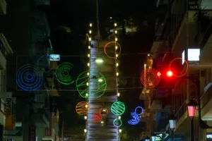 Η Πάτρα λάμπει με καρναβαλικό φως ΦΩΤΟ