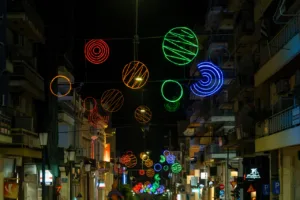 Η Πάτρα λάμπει με καρναβαλικό φως ΦΩΤΟ