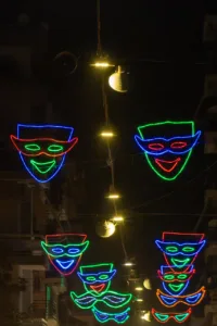 Η Πάτρα λάμπει με καρναβαλικό φως ΦΩΤΟ