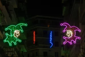 Η Πάτρα λάμπει με καρναβαλικό φως ΦΩΤΟ