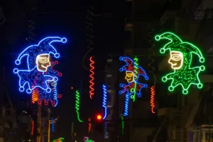 Η Πάτρα λάμπει με καρναβαλικό φως ΦΩΤΟ