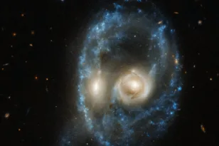 Εντυπωσιακό φαινόμενο στο σύμπαν: Τρεις γαλαξίες σε πορεία σύγκρουσης