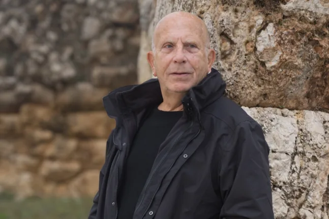 «Ουρές» στην Πάτρα: Ο Γιάννης Πάσχος παρουσιάζει το νέο βιβλίο του στο Nouveau