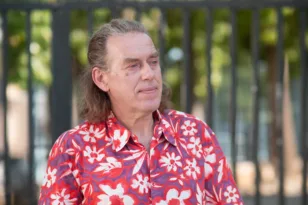 Γιώργος Τσαπόγας για τη «Σκυλίσια Ζωή»: Το γέλιο, οι φόβοι και τα δύσκολα ερωτήματα της ζωής