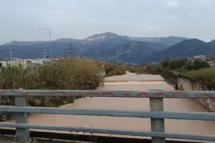 Πάτρα: «Φούσκωσε» ο ποταμός Γλαύκος, σε επιφυλακή η Περιφέρεια