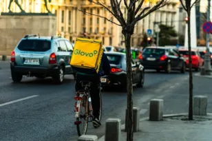 Ιταλία: Υπό δικαστικό έλεγχο ζητείται να τεθεί η εταιρεία ντελίβερι Glovo για εργασιακή εκμετάλλευση