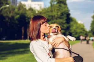 Γιατί πολλές γυναίκες διαλέγουν να έχουν σκύλο αντί για άνδρα