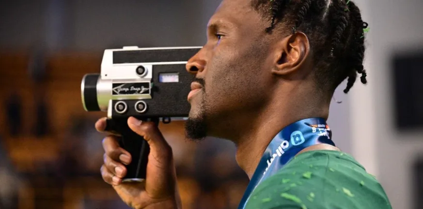 Ο...εικονολήπτης Νάιτζελ Χέιζ-Ντέιβις ανέβασε από τη vintage κάμερα το δικό του βίντεο του Τελικού