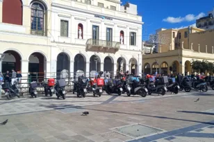 «Επιχειρηματικότητα» του delivery στην Πάτρα: Συγκαλυμμένη απασχόληση στη διανομή