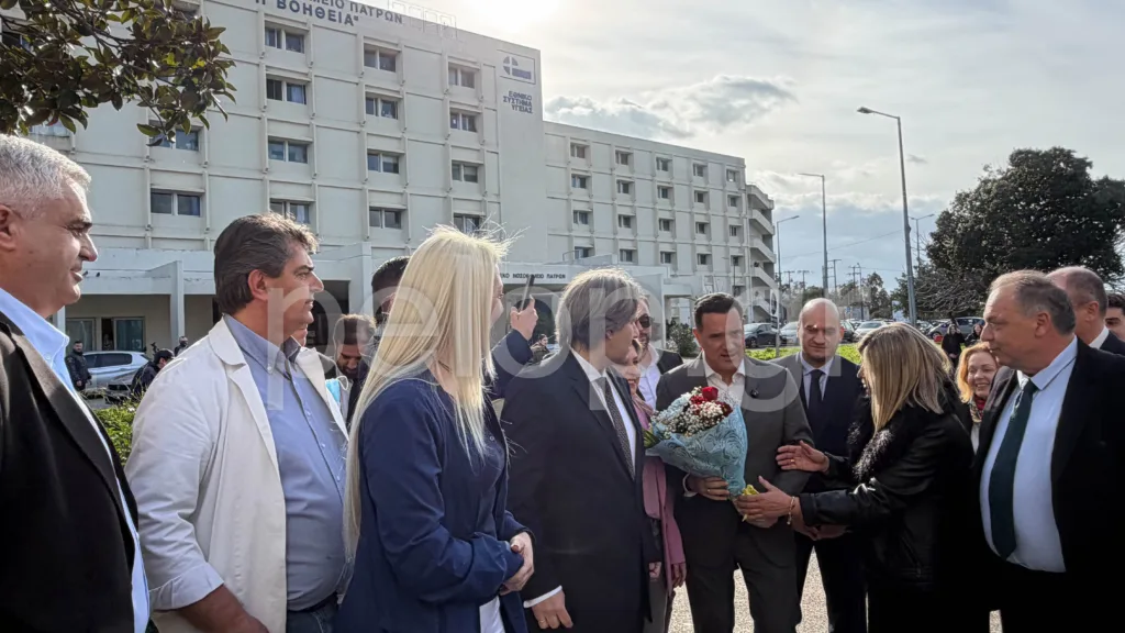 Στην Πάτρα ο Άδωνις Γεωργιάδης: Περιοδεία σε νοσοκομεία και κομματική εκδήλωση - Τον περίμεναν υγειονομικοί με διαμαρτυρία