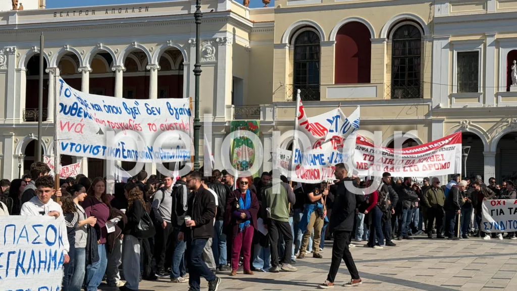 Πάτρα: Πλήθος στην πλατεία Γεωργίου για τα Τέμπη – «Δεν ξεχνάμε, δεν συγχωρούμε» ΦΩΤΟ