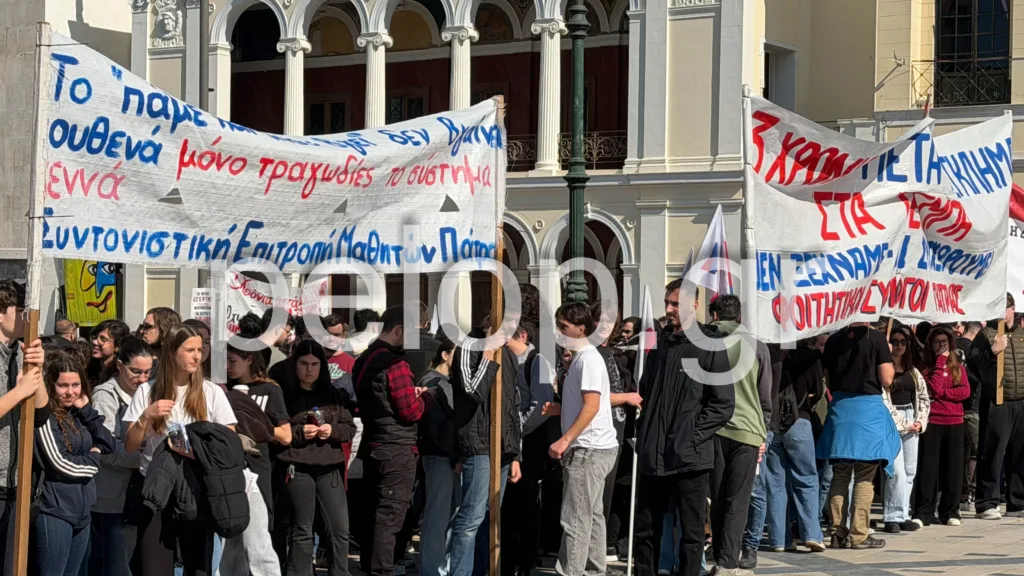 Πάτρα: Πλήθος στην πλατεία Γεωργίου για τα Τέμπη – «Δεν ξεχνάμε, δεν συγχωρούμε» ΦΩΤΟ