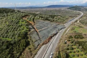 Ιόνια Οδός – Κατολίσθηση: Ρήγμα 200 μέτρων στο βουνό – Σε εξέλιξη οι μετρήσεις και κρίσιμες αποφάσεις για τις εργασίες αποκατάστασης ΒΙΝΤΕΟ