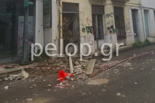 Πάτρα: Κατάρρευση τμήματος παλαιού κτιρίου στη συμβολή Ιωνίας και Σμύρνης ΦΩΤΟ