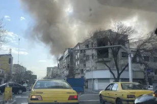 Μέση Ανατολή: Το Ισραήλ χτυπά το Ιράν – Εκρήξεις στην Τεχεράνη, 30 στόχοι στο πρώτο κύμα, κλείνει ο εναέριος χώρος