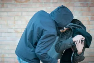 Καταγγελία σοκ μητέρας, ότι εκπαιδευτικός έπιασε από τον λαιμό τον ανήλικο γιο της!