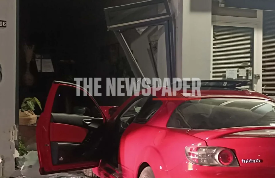 Βόλος: ΙΧ έπεσε σε σταθμευμένα, χτύπησε δέντρο και κατέληξε μέσα σε φροντιστήριο ΦΩΤΟ