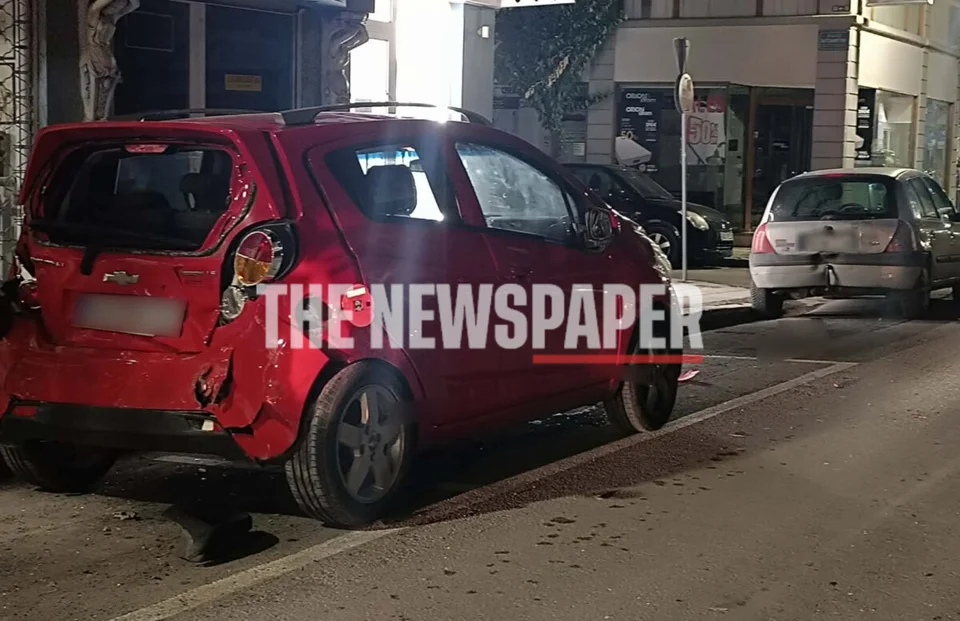 Βόλος: ΙΧ έπεσε σε σταθμευμένα, χτύπησε δέντρο και κατέληξε μέσα σε φροντιστήριο ΦΩΤΟ