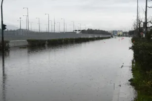 Πάτρα: Έκλεισε ξανά η Ακτή Δυμαίων λόγω του νερού
