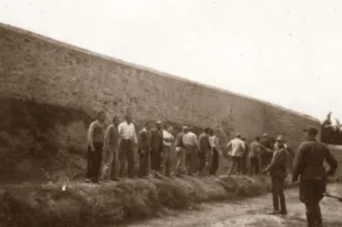 Στη Βουλή το θέμα με τις φωτογραφίες από την εκτέλεση των 200 στο Σκοπευτήριο της Καισαριανής