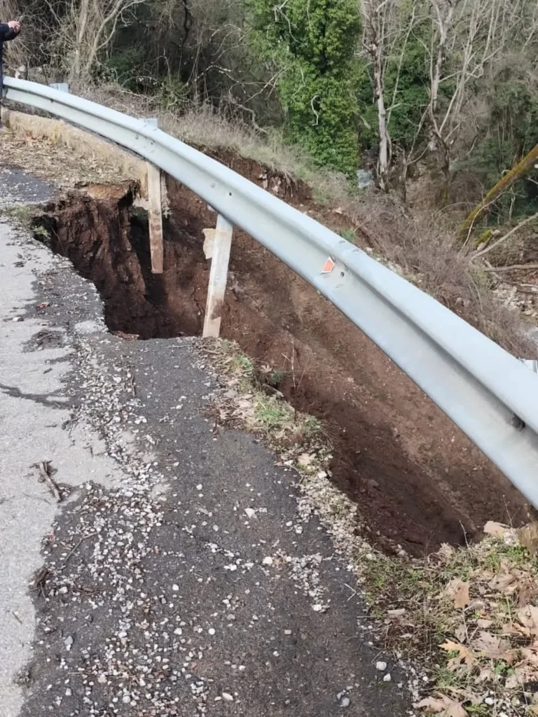 Η κακοκαιρία πλήγωσε την ορεινή Αχαΐα: Πλημμύρες, καθιζήσεις και ζημιές στο οδικό δίκτυο ΦΩΤΟ