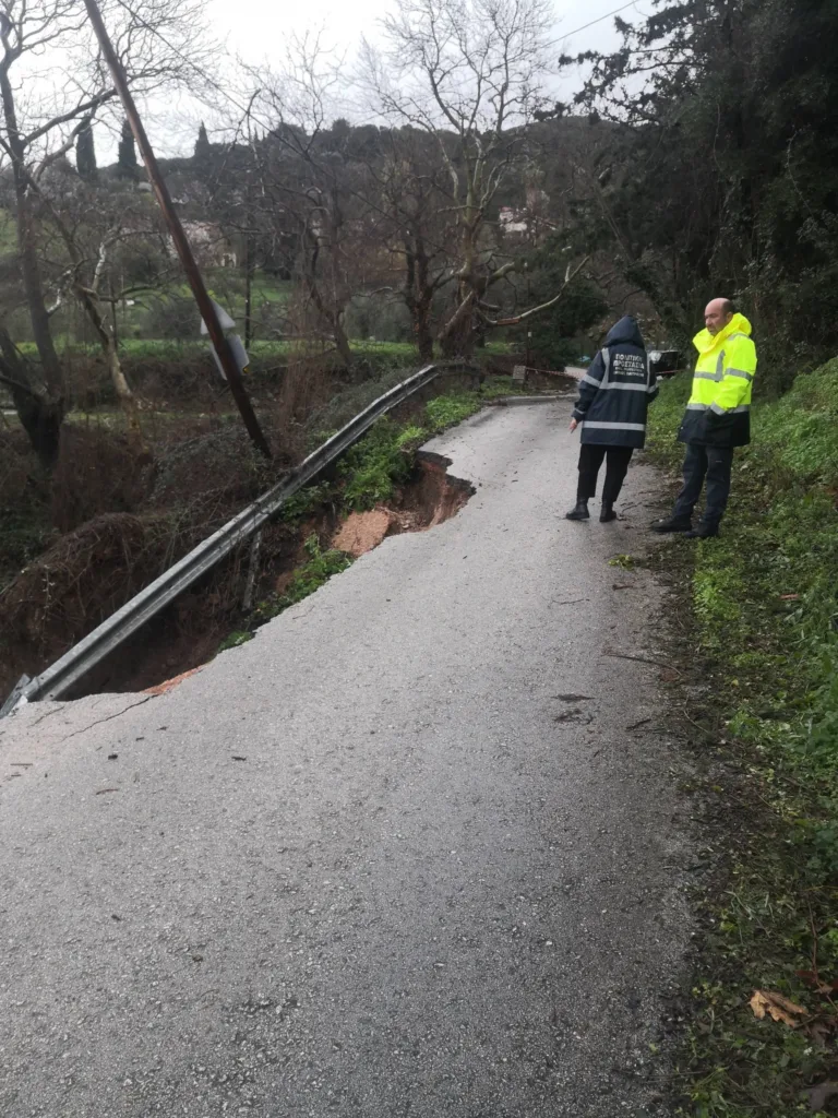 Πάτρα: Έπεσε δρόμος στην Καλλιθέα - Η βροχή έφερε καθίζηση ΦΩΤΟ