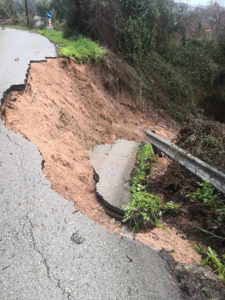 Πάτρα: Έπεσε δρόμος στην Καλλιθέα - Η βροχή έφερε καθίζηση ΦΩΤΟ