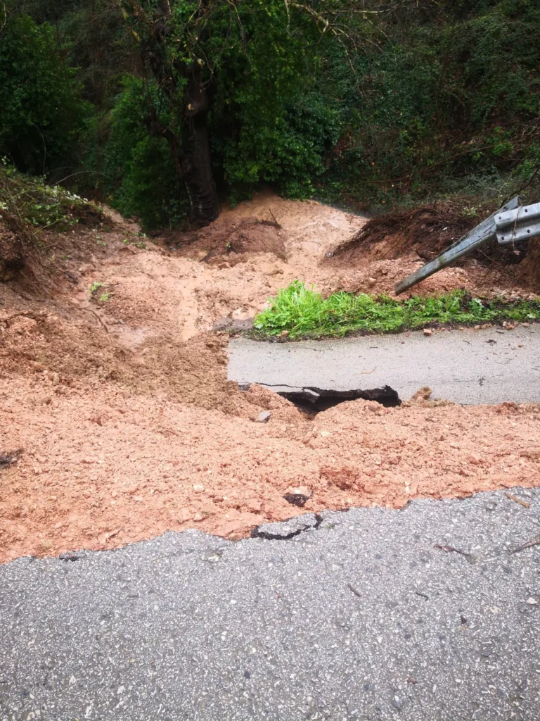 Πάτρα: Έπεσε δρόμος στην Καλλιθέα - Η βροχή έφερε καθίζηση ΦΩΤΟ
