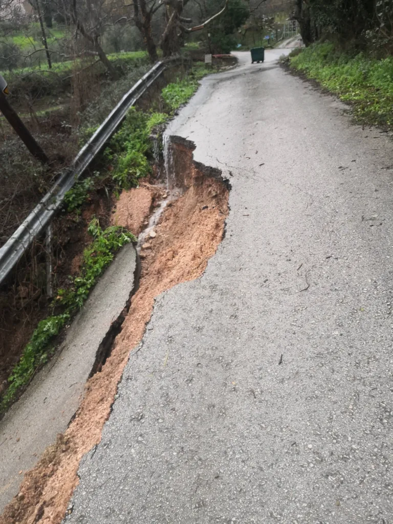 Πάτρα: Έπεσε δρόμος στην Καλλιθέα - Η βροχή έφερε καθίζηση ΦΩΤΟ