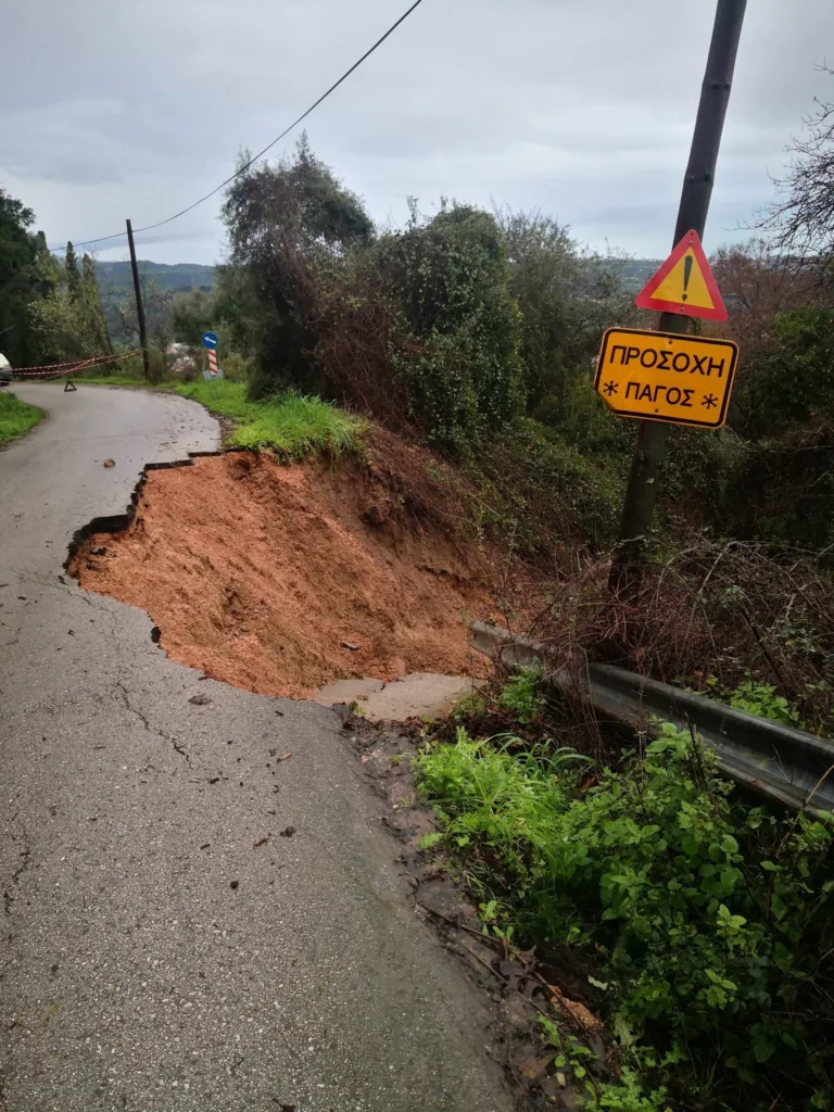 Πάτρα: Έπεσε δρόμος στην Καλλιθέα - Η βροχή έφερε καθίζηση ΦΩΤΟ