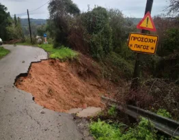 Πάτρα: Έπεσε δρόμος στην Καλλιθέα - Η βροχή έφερε καθίζηση ΦΩΤΟ