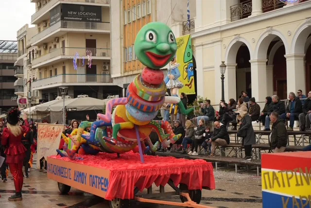 Πάτρα: Ο καιρός δεν πτόησε τους μικρούς καρναβαλιστές - ΔΕΙΤΕ ΞΑΝΑ ΤΗΝ ΠΑΡΕΛΑΣΗ