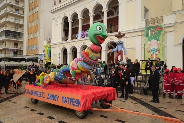 Πάτρα: Ο καιρός δεν πτόησε τους μικρούς καρναβαλιστές - ΔΕΙΤΕ ΞΑΝΑ ΤΗΝ ΠΑΡΕΛΑΣΗ