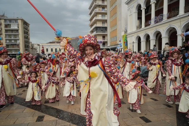 Πάτρα: Ο καιρός δεν πτόησε τους μικρούς καρναβαλιστές - ΔΕΙΤΕ ΞΑΝΑ ΤΗΝ ΠΑΡΕΛΑΣΗ