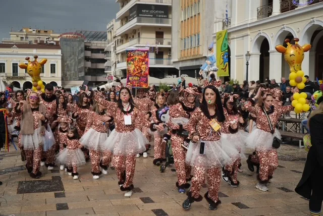 Πάτρα: Ο καιρός δεν πτόησε τους μικρούς καρναβαλιστές - ΔΕΙΤΕ ΞΑΝΑ ΤΗΝ ΠΑΡΕΛΑΣΗ