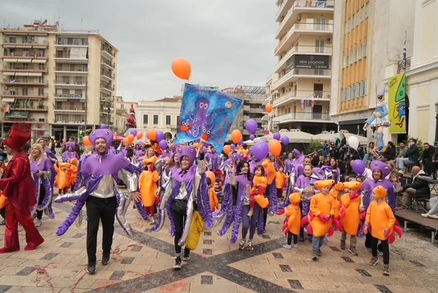 Πάτρα: Ο καιρός δεν πτόησε τους μικρούς καρναβαλιστές - ΔΕΙΤΕ ΞΑΝΑ ΤΗΝ ΠΑΡΕΛΑΣΗ
