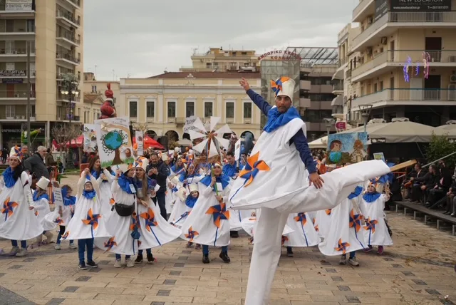 Πάτρα: Ο καιρός δεν πτόησε τους μικρούς καρναβαλιστές - ΔΕΙΤΕ ΞΑΝΑ ΤΗΝ ΠΑΡΕΛΑΣΗ