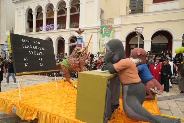 Πάτρα: Ο καιρός δεν πτόησε τους μικρούς καρναβαλιστές - ΔΕΙΤΕ ΞΑΝΑ ΤΗΝ ΠΑΡΕΛΑΣΗ