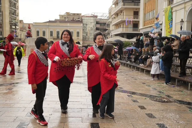 Πάτρα: Ο καιρός δεν πτόησε τους μικρούς καρναβαλιστές - ΔΕΙΤΕ ΞΑΝΑ ΤΗΝ ΠΑΡΕΛΑΣΗ