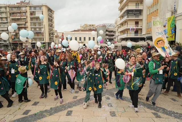 Πάτρα: Ο καιρός δεν πτόησε τους μικρούς καρναβαλιστές - ΔΕΙΤΕ ΞΑΝΑ ΤΗΝ ΠΑΡΕΛΑΣΗ