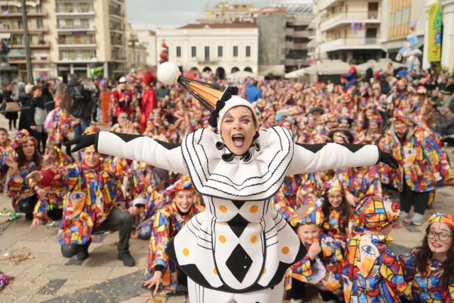 Πάτρα: Ο καιρός δεν πτόησε τους μικρούς καρναβαλιστές - ΔΕΙΤΕ ΞΑΝΑ ΤΗΝ ΠΑΡΕΛΑΣΗ