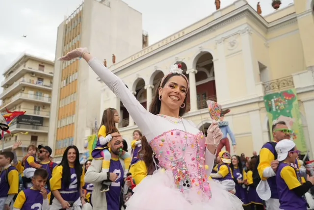 Πάτρα: Ο καιρός δεν πτόησε τους μικρούς καρναβαλιστές - ΔΕΙΤΕ ΞΑΝΑ ΤΗΝ ΠΑΡΕΛΑΣΗ