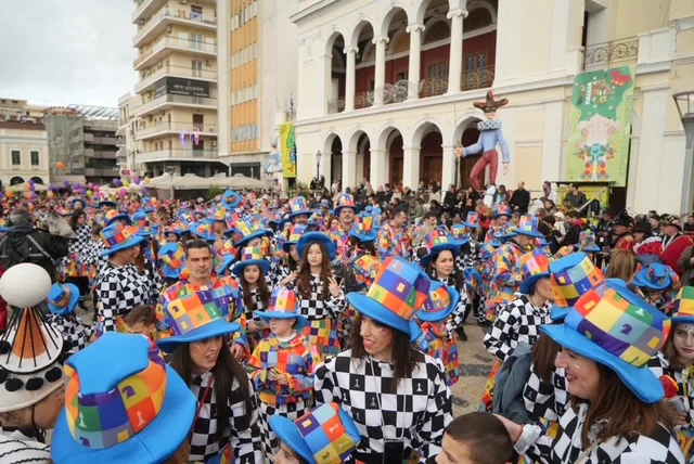 Πάτρα: Ο καιρός δεν πτόησε τους μικρούς καρναβαλιστές - ΔΕΙΤΕ ΞΑΝΑ ΤΗΝ ΠΑΡΕΛΑΣΗ
