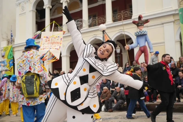 Πάτρα: Ο καιρός δεν πτόησε τους μικρούς καρναβαλιστές - ΔΕΙΤΕ ΞΑΝΑ ΤΗΝ ΠΑΡΕΛΑΣΗ