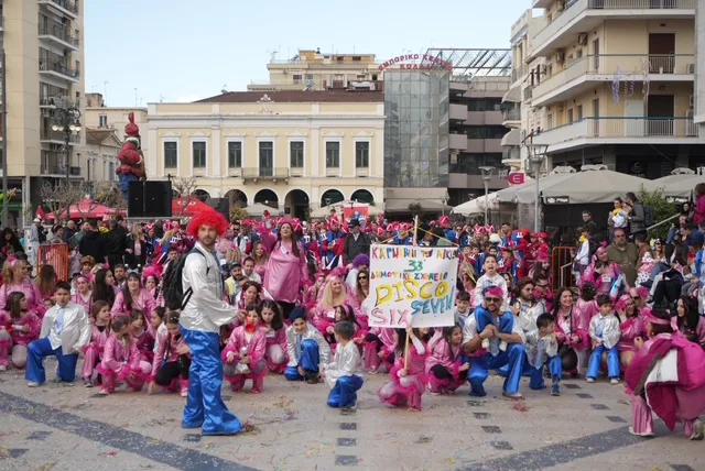 Πάτρα: Ο καιρός δεν πτόησε τους μικρούς καρναβαλιστές - ΔΕΙΤΕ ΞΑΝΑ ΤΗΝ ΠΑΡΕΛΑΣΗ